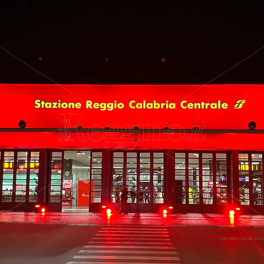 Contro ogni forma di violenza sulle donne la\u00A0stazione centrale di Reggio Calabria si tinge di rosso