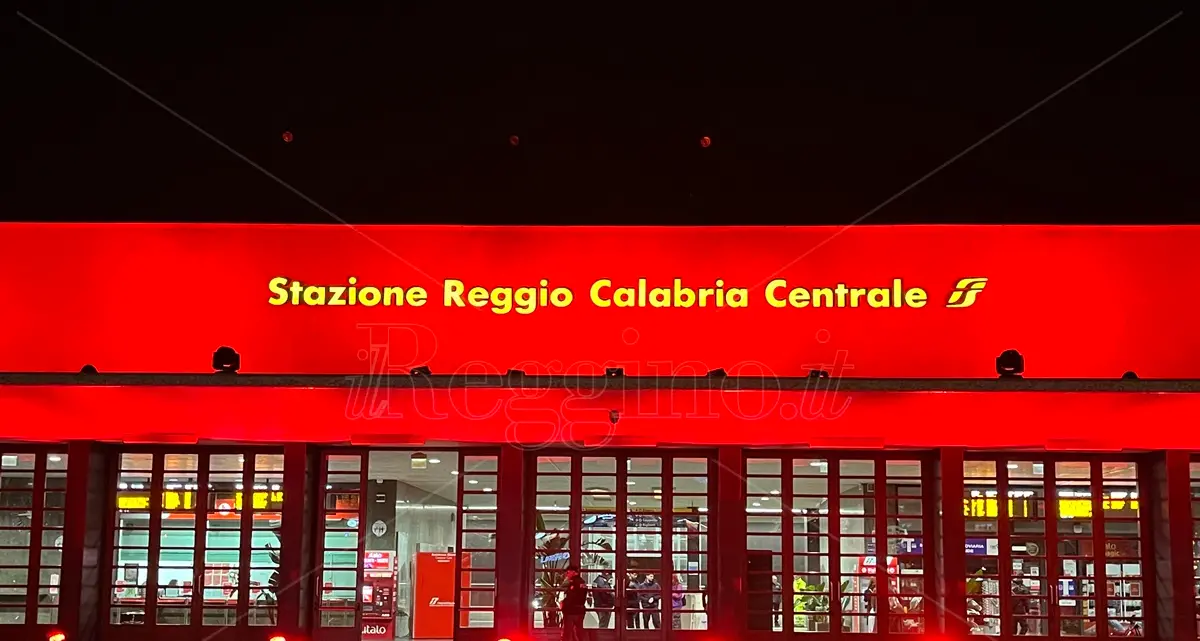 Contro ogni forma di violenza sulle donne la\u00A0stazione centrale di Reggio Calabria si tinge di rosso