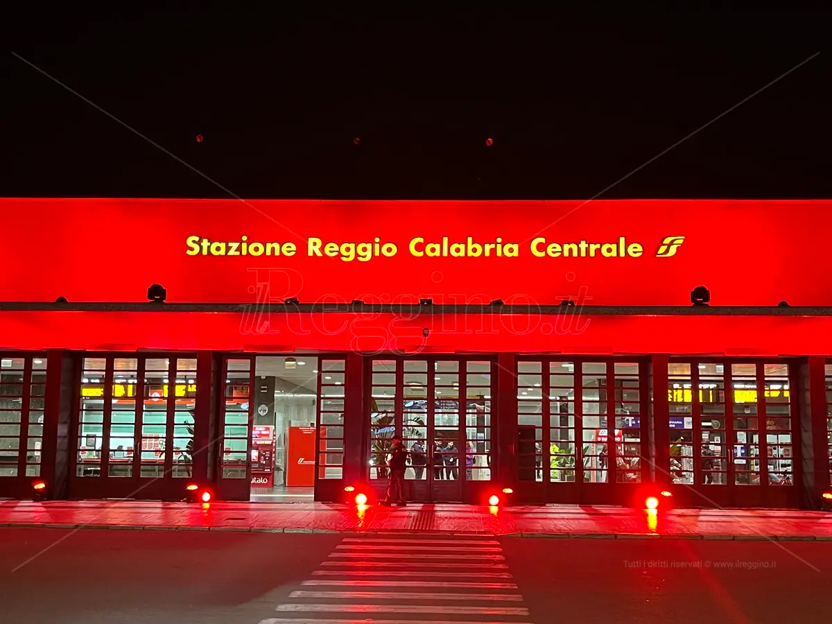 Contro ogni forma di violenza sulle donne la\u00A0stazione centrale di Reggio Calabria si tinge di rosso