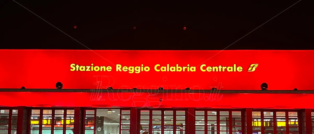 Contro ogni forma di violenza sulle donne la\u00A0stazione centrale di Reggio Calabria si tinge di rosso