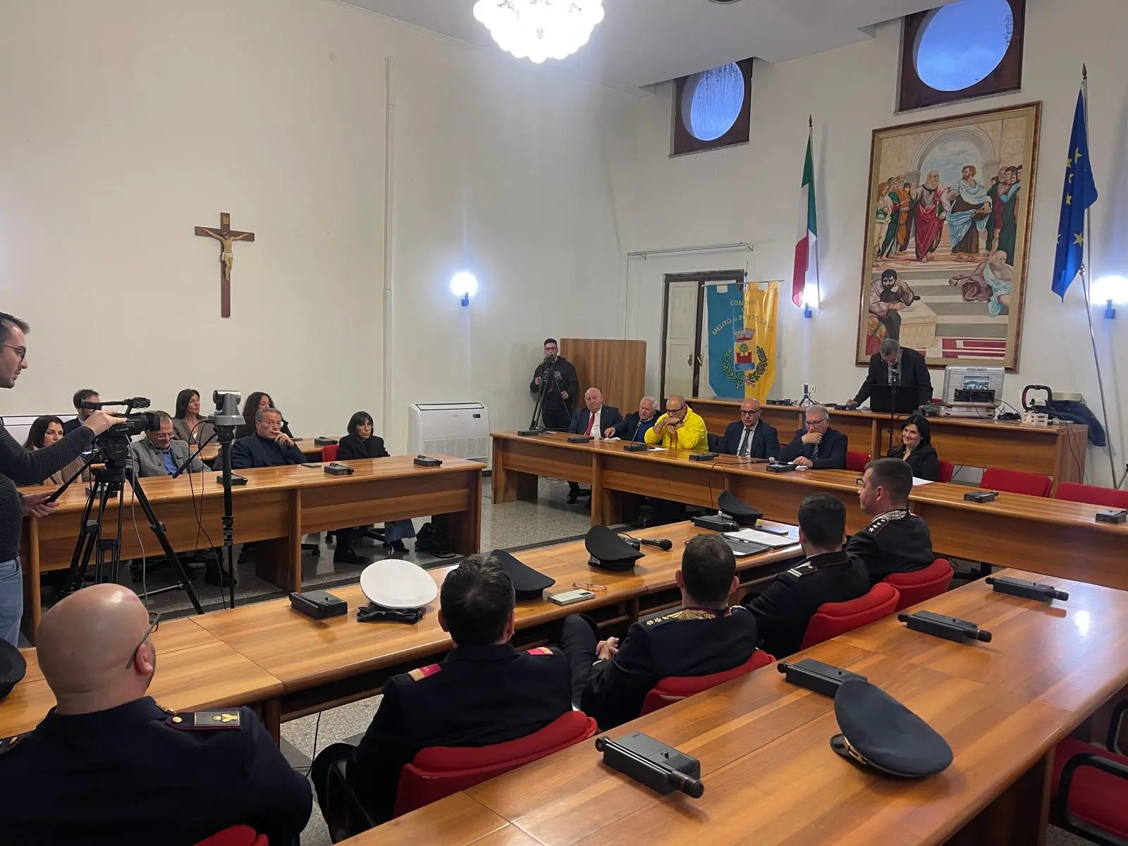 Dal dolore alla denuncia: a Melito la Statale 106 diventa il simbolo di un territorio che non accetta più funerali, rinvii e cantieri fermi\n