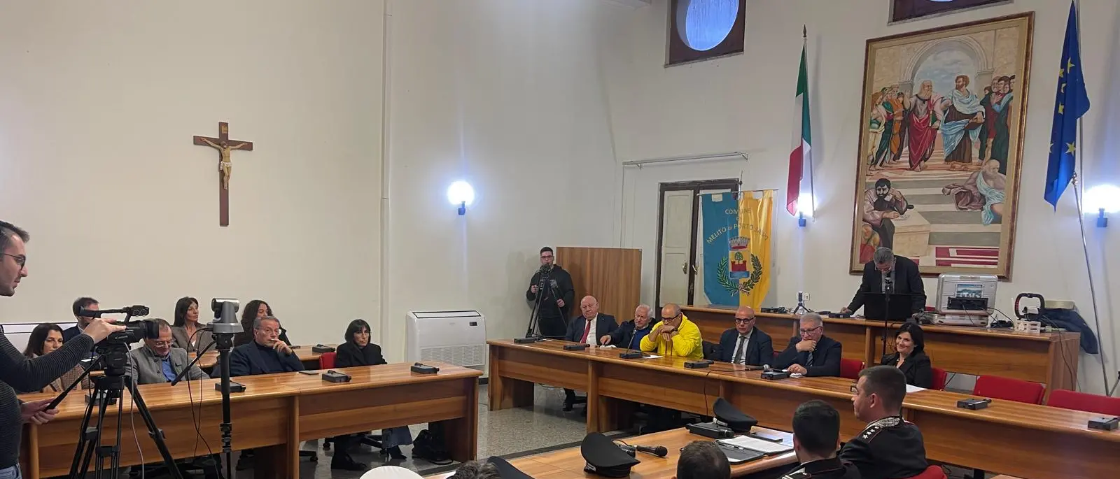 Dal dolore alla denuncia: a Melito la Statale 106 diventa il simbolo di un territorio che non accetta più funerali, rinvii e cantieri fermi\n