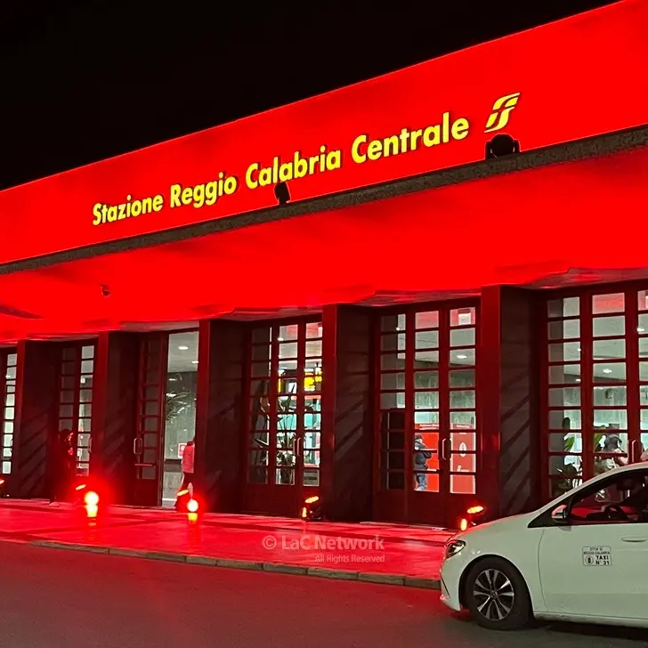 La stazione di Reggio Calabria si tinge di rosso in ricordo delle vittime di violenza 