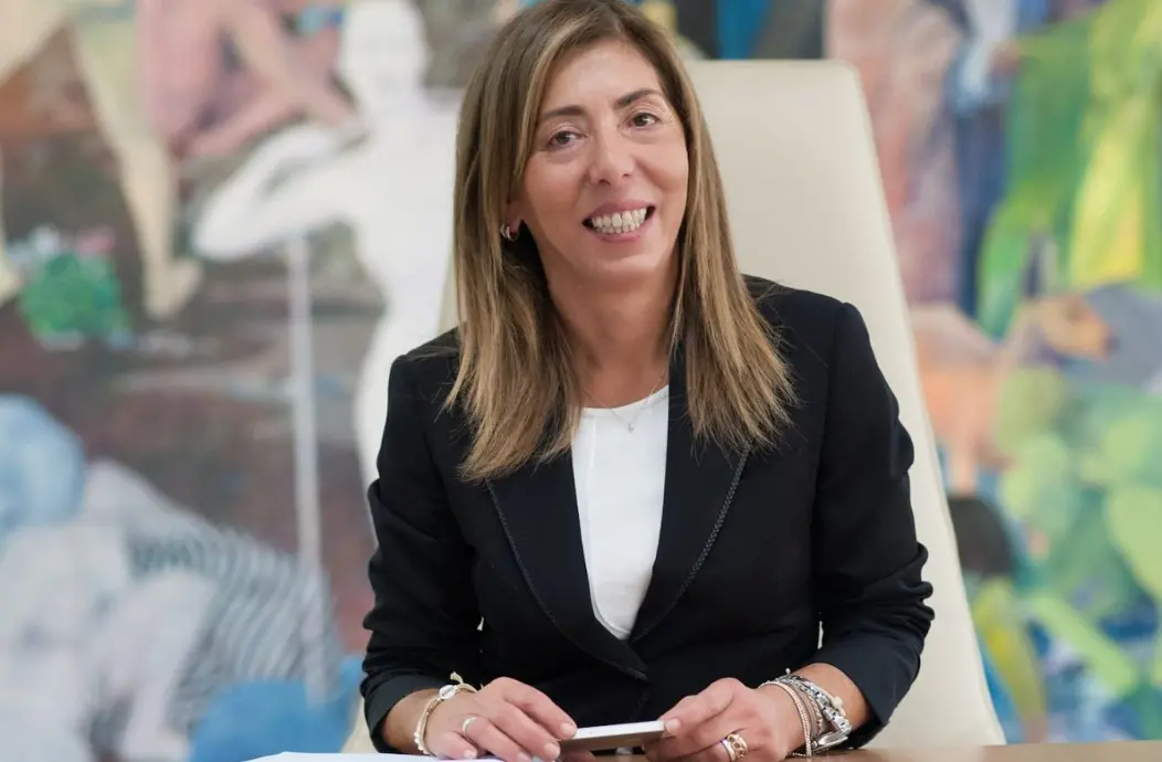 Stazioni FS illuminate di rosso per la Giornata contro la violenza sulle donne. Minasi: «Un colpo d’occhio emozionante che invita a riflettere e non dimenticare»\n