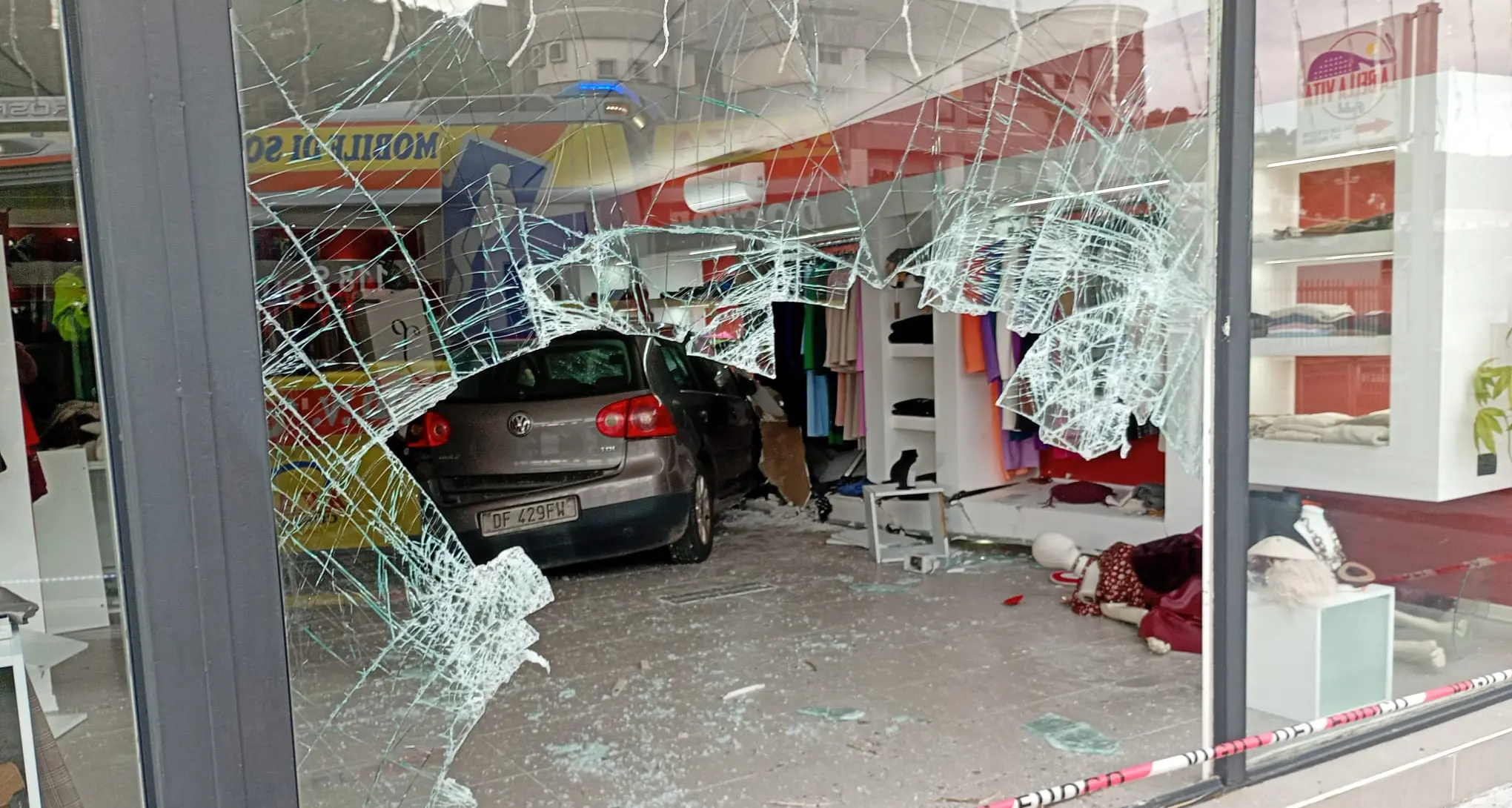 Tamponamento a Diamante: due feriti lievi. Un’auto sfonda la vetrina di un negozio