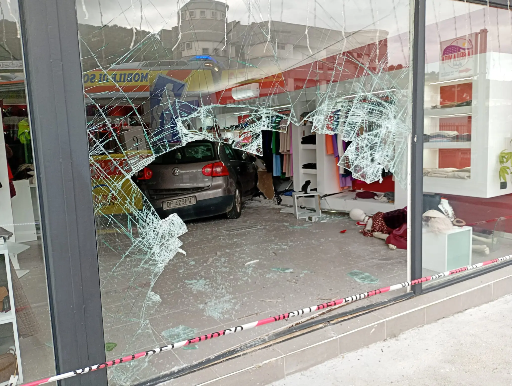 Tamponamento a Diamante: due feriti lievi. Un’auto sfonda la vetrina di un negozio