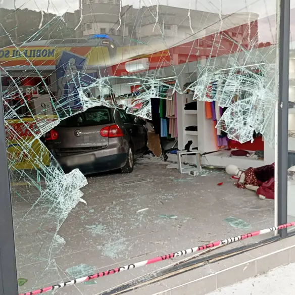 Paura a Diamante: dopo un tamponamento auto sfonda la vetrina di un negozio