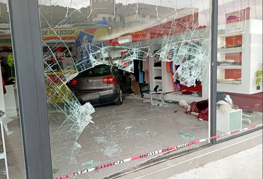 Tamponamento a Diamante: due feriti lievi. Un’auto sfonda la vetrina di un negozio