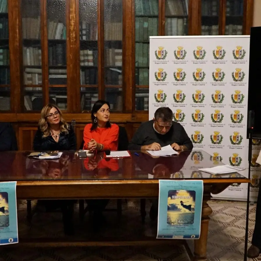 Scampoli di luce, tra emozione e coraggio i versi della Pirilli brillano a palazzo Alvaro\n