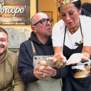 Rita De\u202FCrescenzo ospite in una locanda cosentina: tra funghi e reel