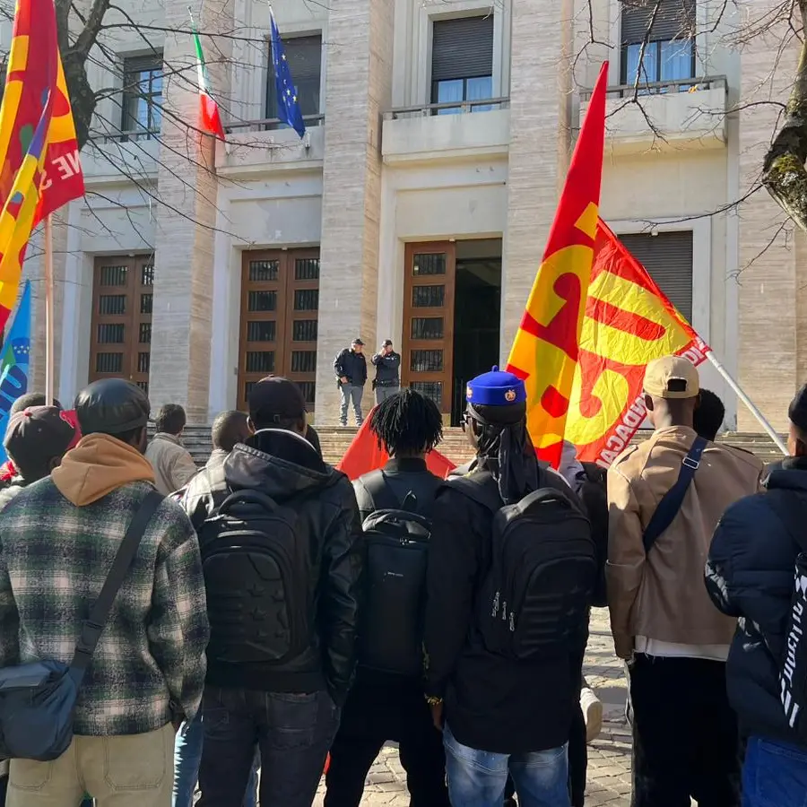 Protesta dei migranti davanti la prefettura di Cosenza: «Il 2 dicembre ci incontreranno»