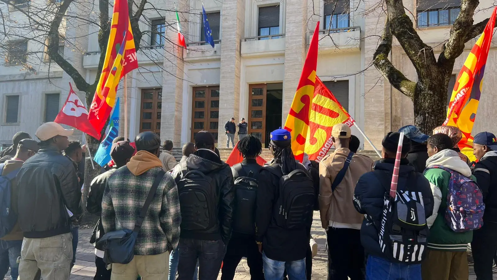Protesta dei migranti davanti la prefettura di Cosenza: «Il 2 dicembre ci incontreranno»