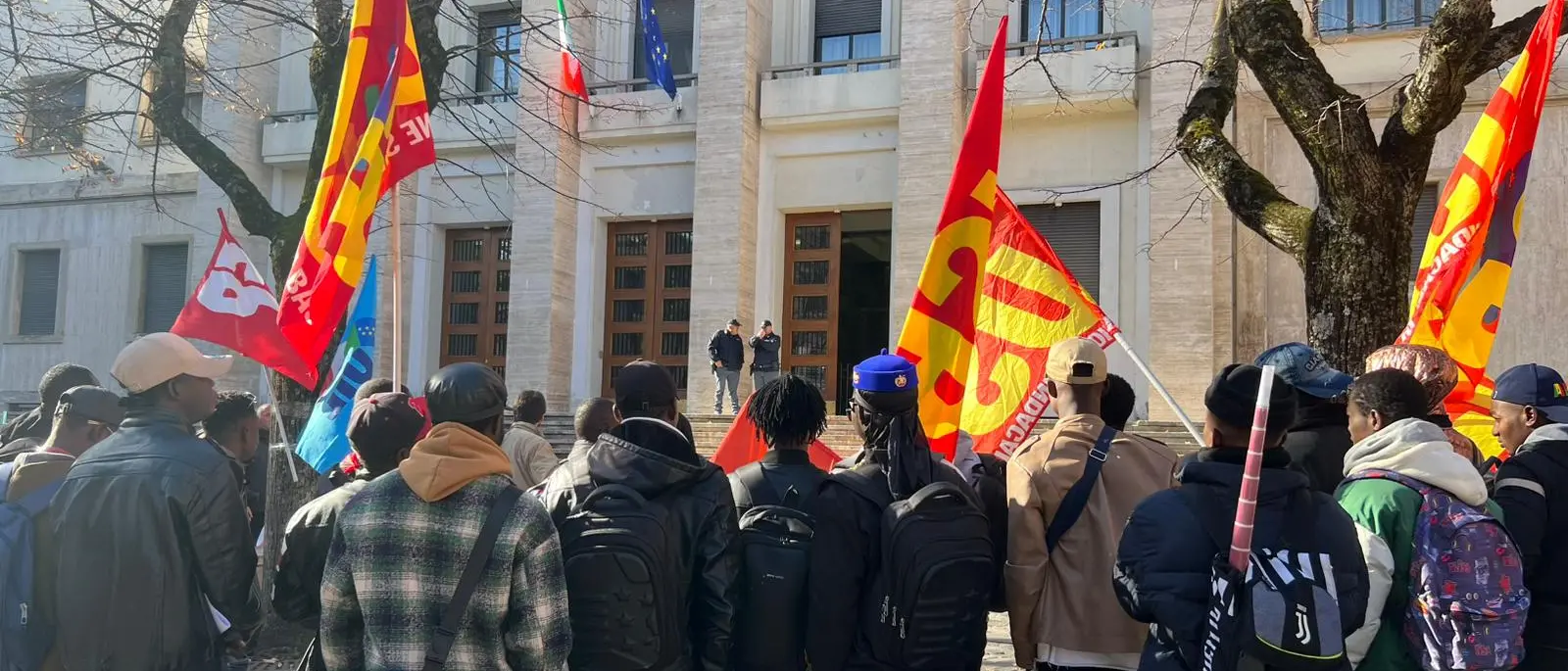 Protesta dei migranti davanti la prefettura di Cosenza: «Il 2 dicembre ci incontreranno»