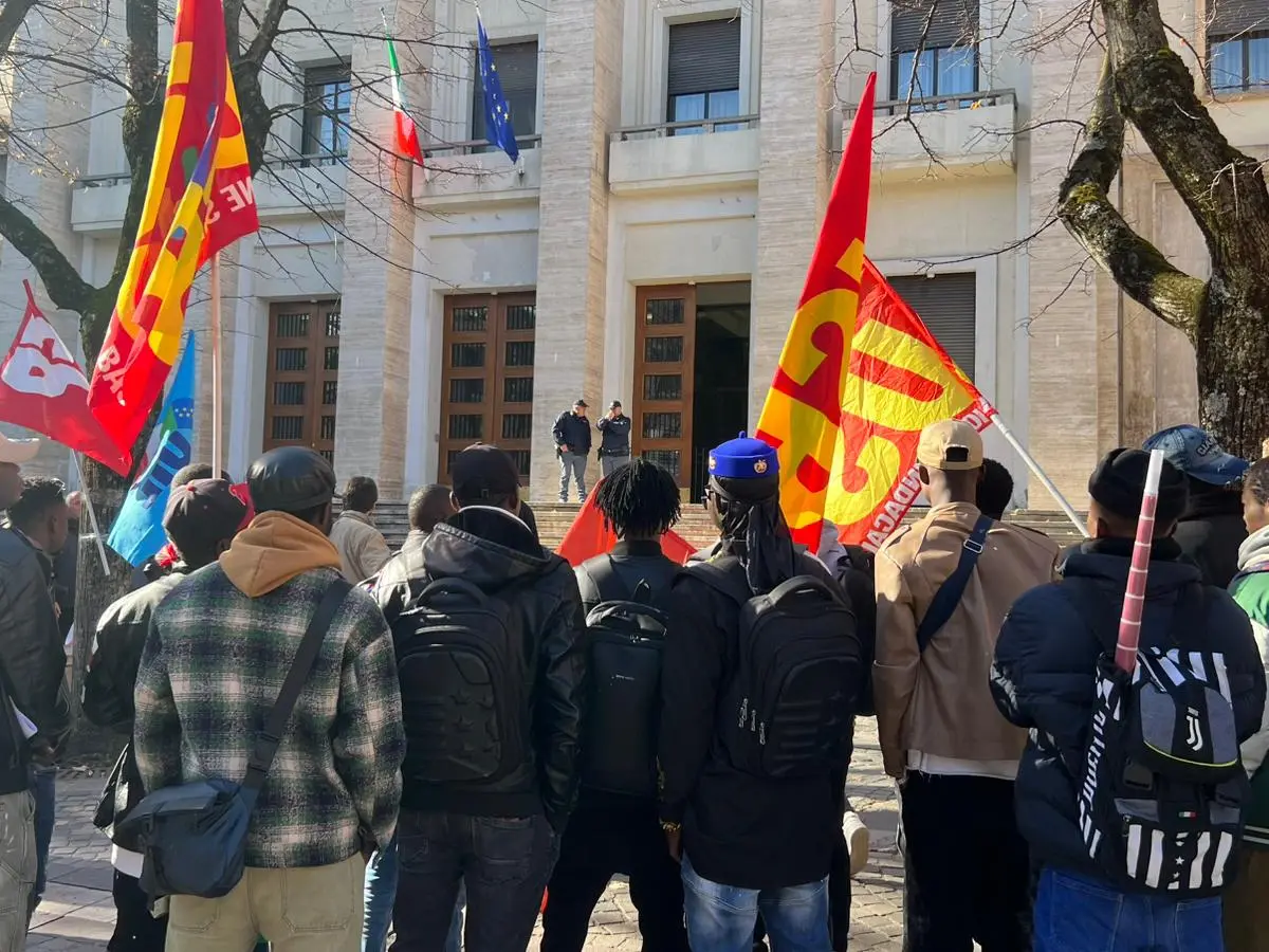 Protesta dei migranti davanti la prefettura di Cosenza: «Il 2 dicembre ci incontreranno»