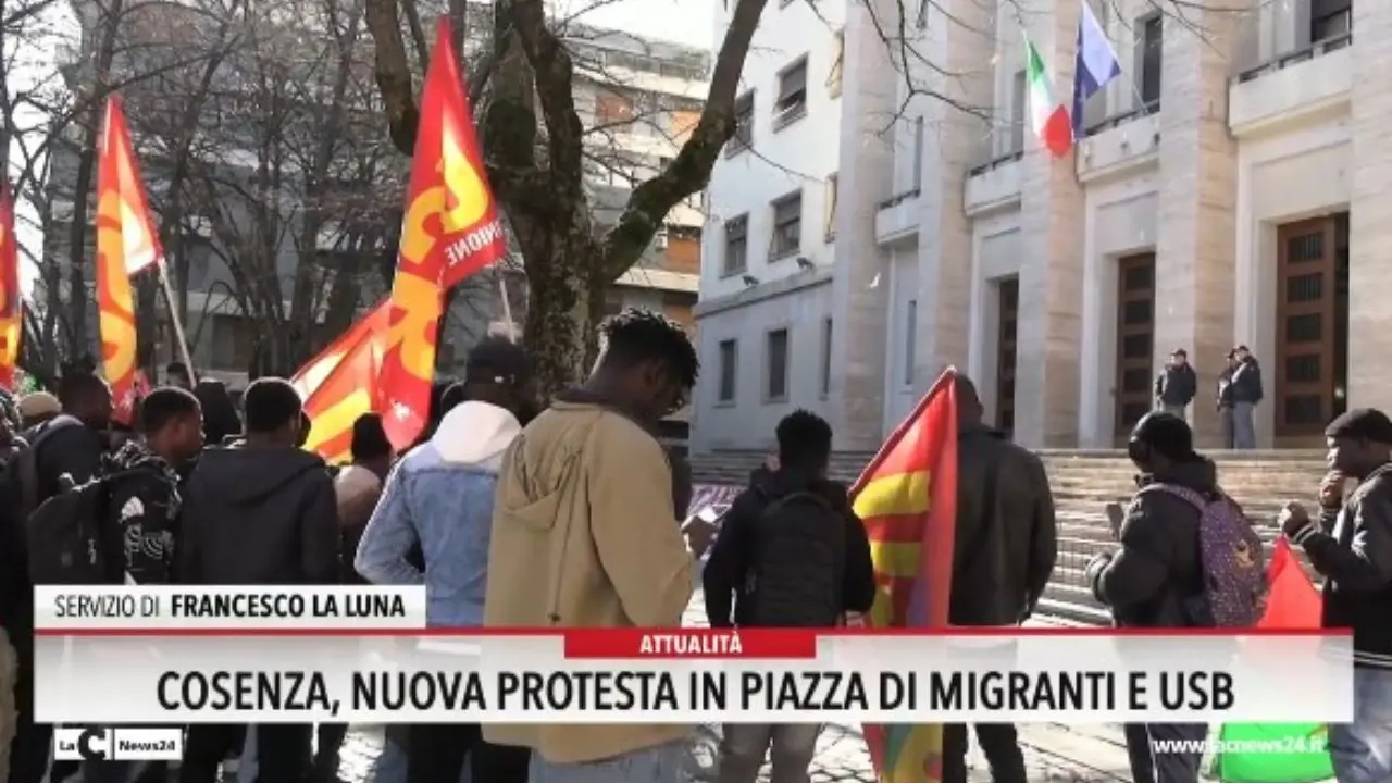 Cosenza, nuova protesta in piazza di migranti e Usb