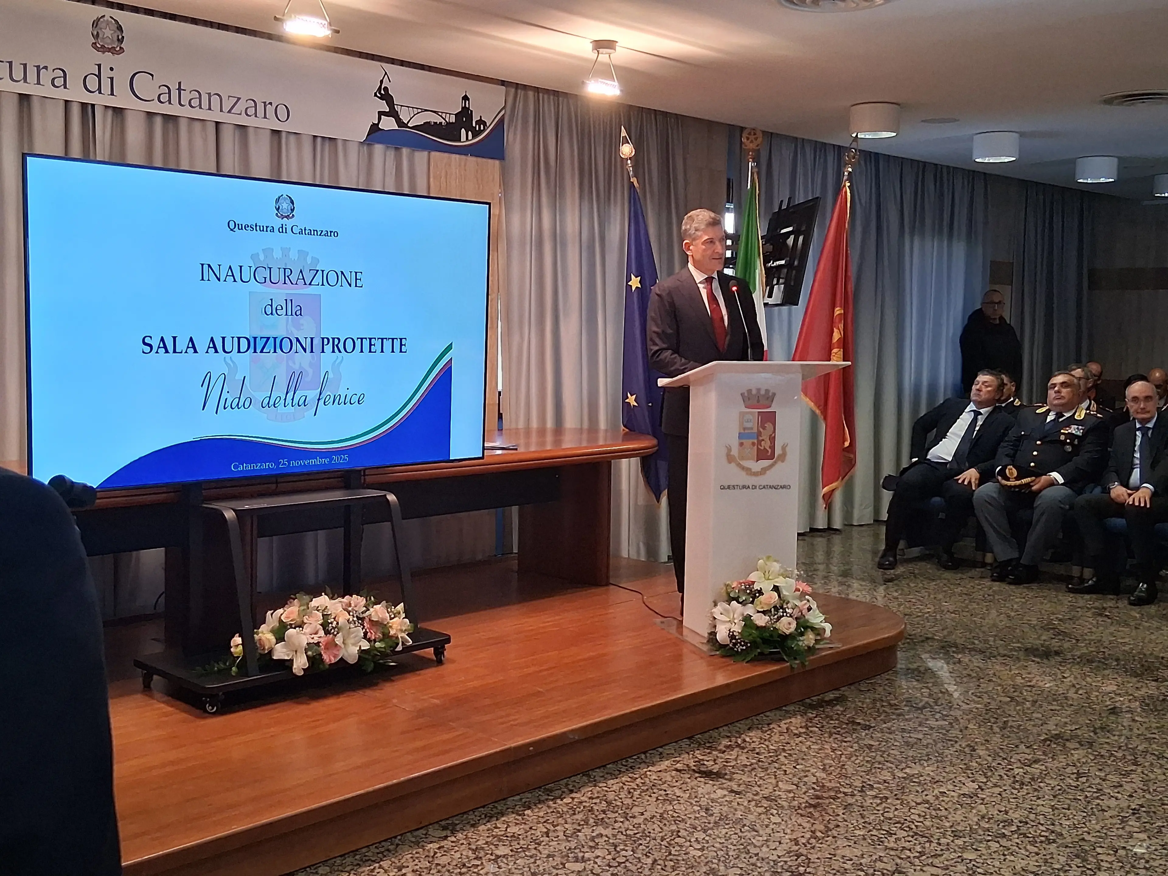 «Un indice positivo di rinnovamento culturale»:\u00A0inaugurata a Catanzaro la sala d'ascolto \"Il Nido della Fenice\". Le parole del Capo della Polizia Vittorio Pisani sul coraggio di denunciare\n\n\n