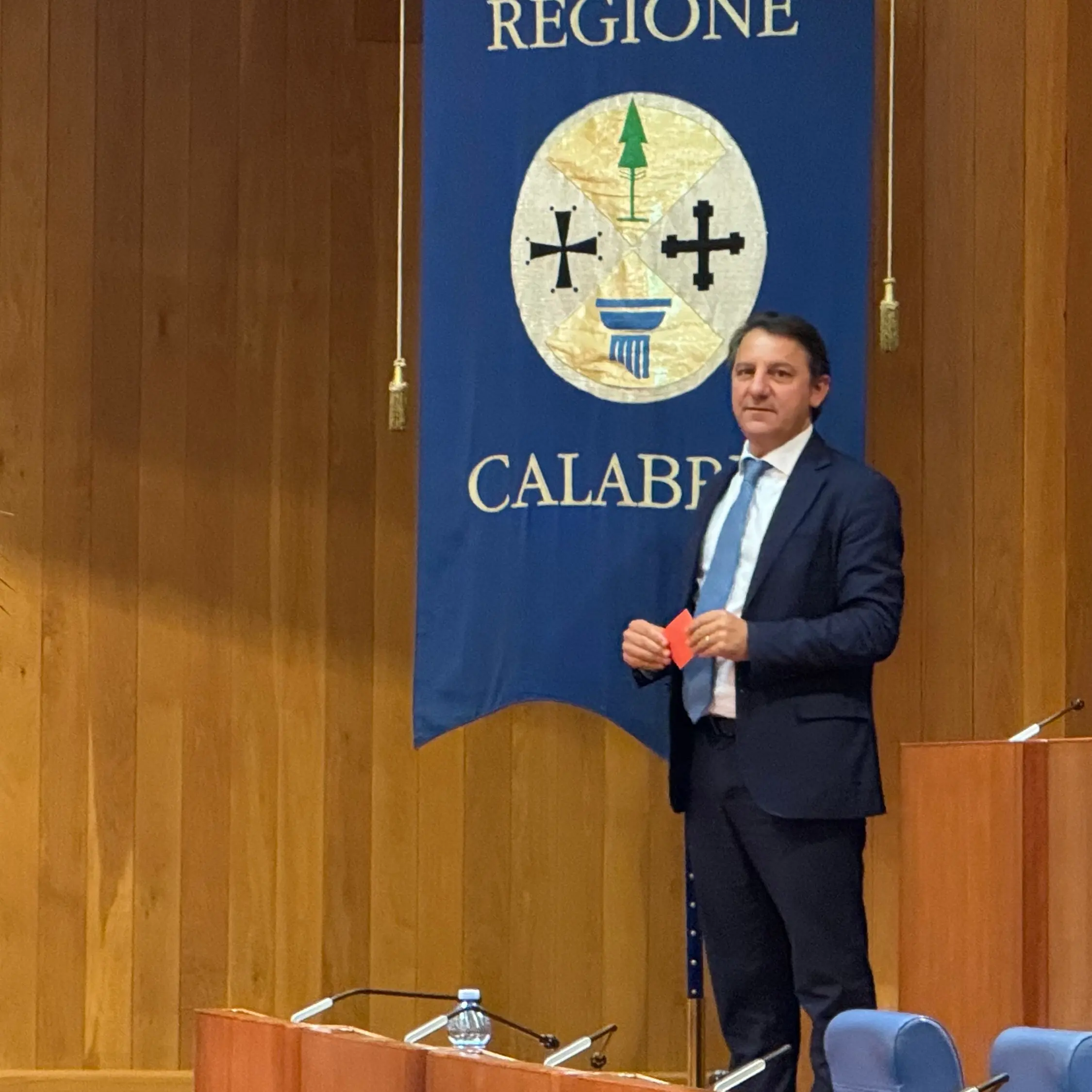 Tridico sceglie l’Europa: il prof lascia il Consiglio regionale e decide di restare a Bruxelles, al suo posto Barbuto\n