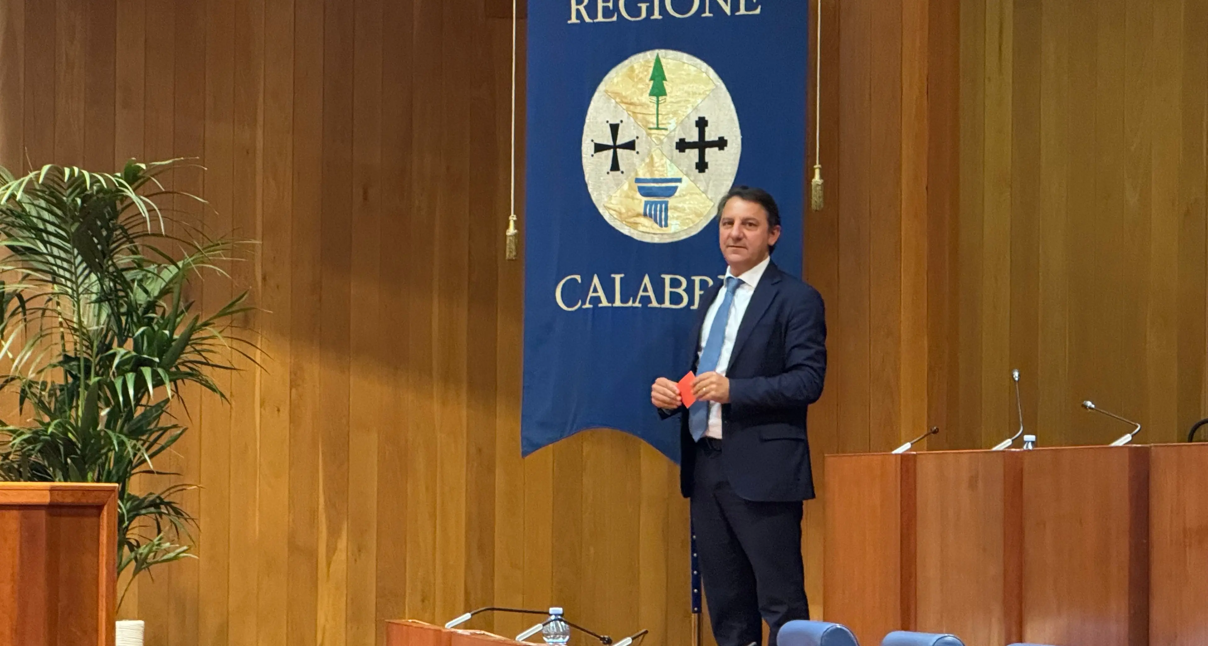 Tridico sceglie l’Europa: il prof lascia il Consiglio regionale e decide di restare a Bruxelles, al suo posto Barbuto\n