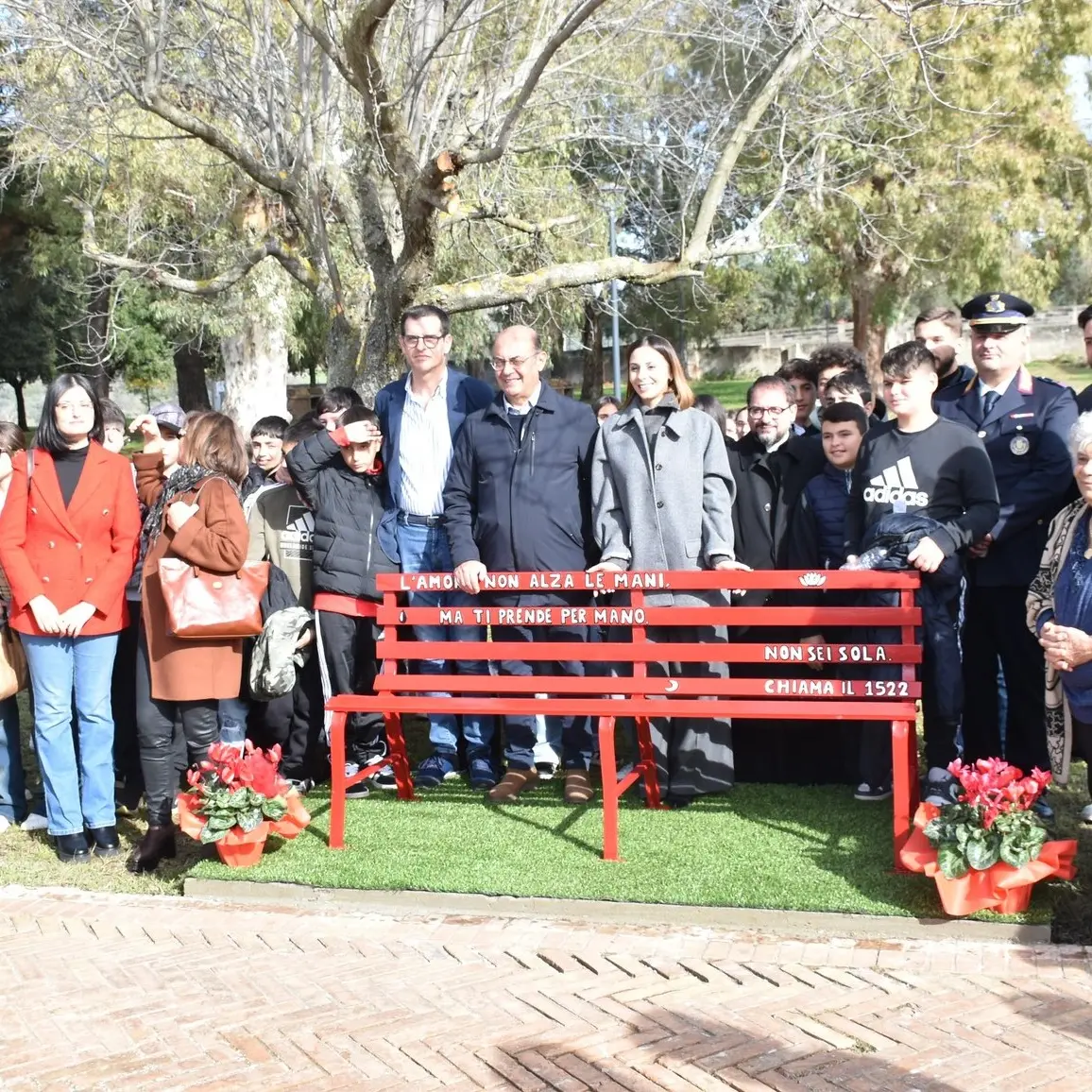 Mileto, il parco Nicholas Green si arricchisce di una panchina rossa in ricordo delle vittime di femminicidio