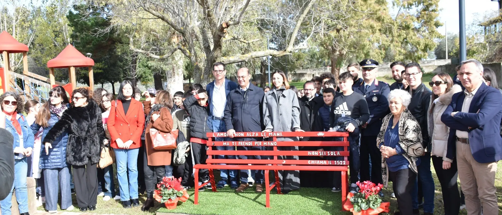 Mileto, il parco Nicholas Green si arricchisce di una panchina rossa in ricordo delle vittime di femminicidio