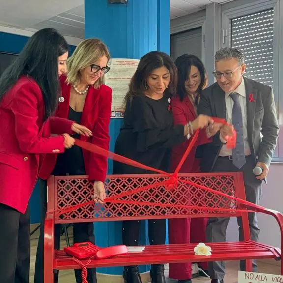 Reggio, il Gom rinnova il suo impegno contro la violenza di genere: inaugurata la panchina rossa in memoria delle vittime