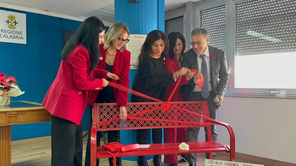 Reggio, il Gom rinnova il suo impegno contro la violenza di genere: inaugurata la panchina rossa in memoria delle vittime