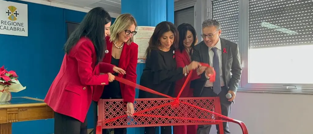 Reggio, il Gom rinnova il suo impegno contro la violenza di genere: inaugurata la panchina rossa in memoria delle vittime