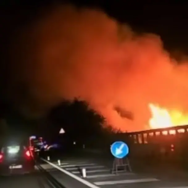 Condofuri, vasto incendio alla foce dell’Amendolea: pericolo per gli automobilisti sulla SS 106\n