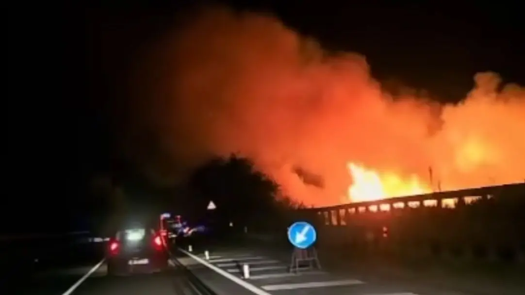 Condofuri, vasto incendio alla foce dell’Amendolea: pericolo per gli automobilisti sulla SS 106\n