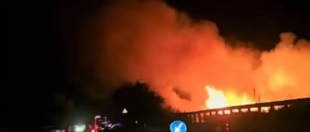 Condofuri, vasto incendio alla foce dell’Amendolea: pericolo per gli automobilisti sulla SS 106\n