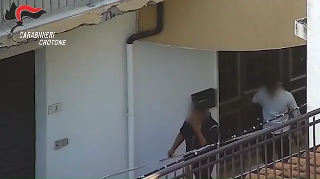 Smantellata la rete di fiancheggiatori di due latitanti a Cirò: sette arresti