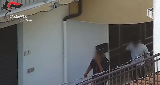 Favorirono per mesi la latitanza di due affiliati alla\u00A0 ‘ndrangheta di Cirò: arrestate sette persone\n