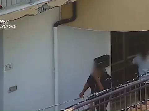 Favorirono per mesi la latitanza di due affiliati alla ‘ndrangheta di Cirò: arrestate sette persone – I NOMI