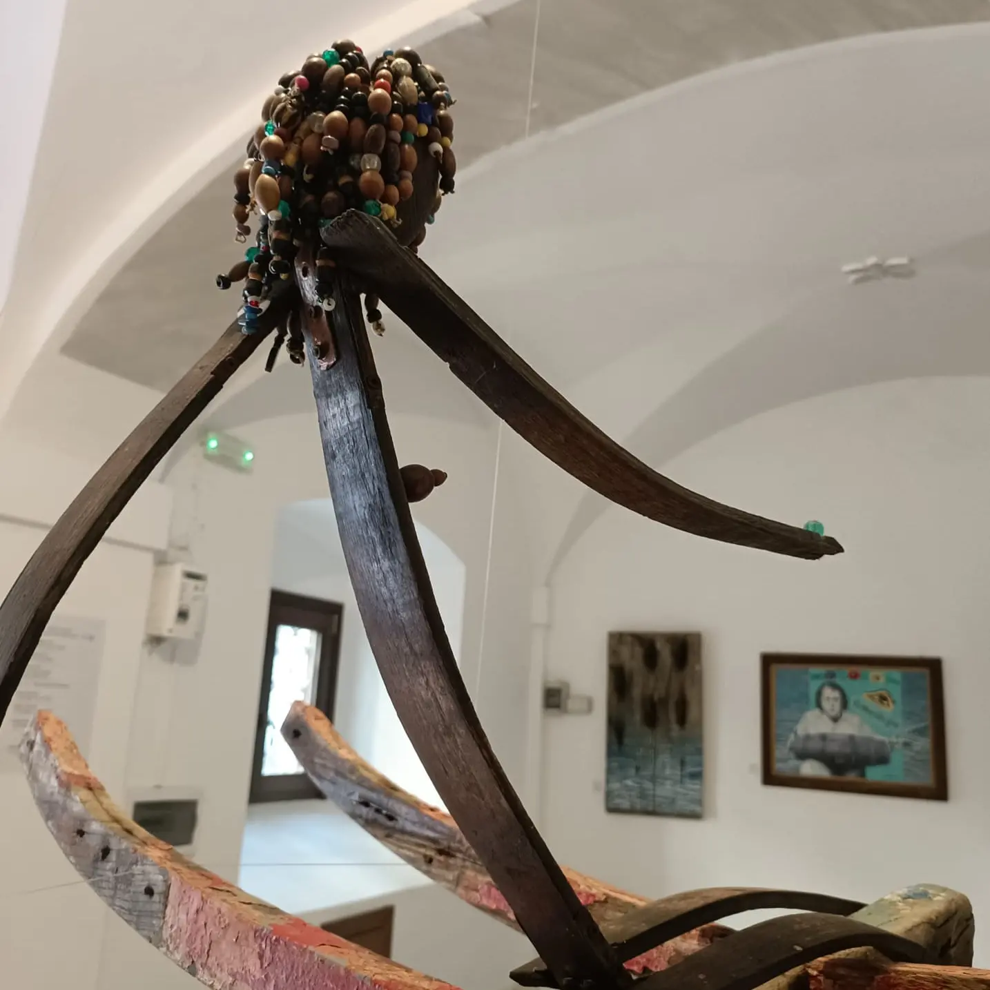 A Sant’Ilario dello Ionio la mostra “Mare aperto” di Enzo Niutta trasforma il mare in un racconto culturale