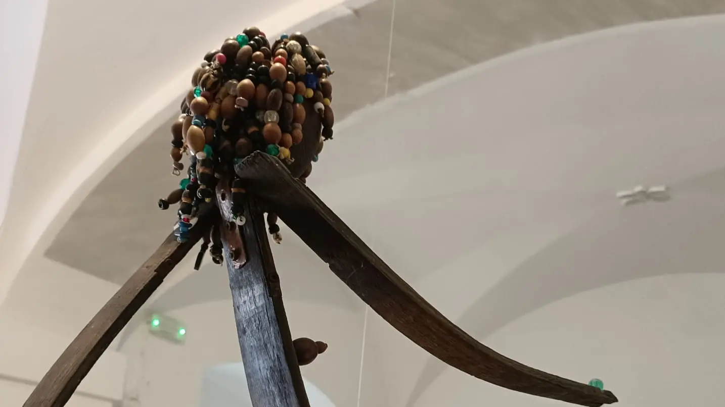 A Sant’Ilario dello Ionio la mostra “Mare aperto” di Enzo Niutta trasforma il mare in un racconto culturale