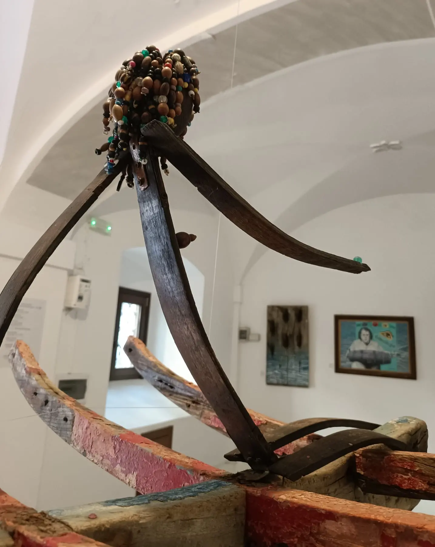 A Sant’Ilario lo Ionio la mostra “Mare aperto” di Enzo Niutta trasforma il mare in un racconto culturale\n