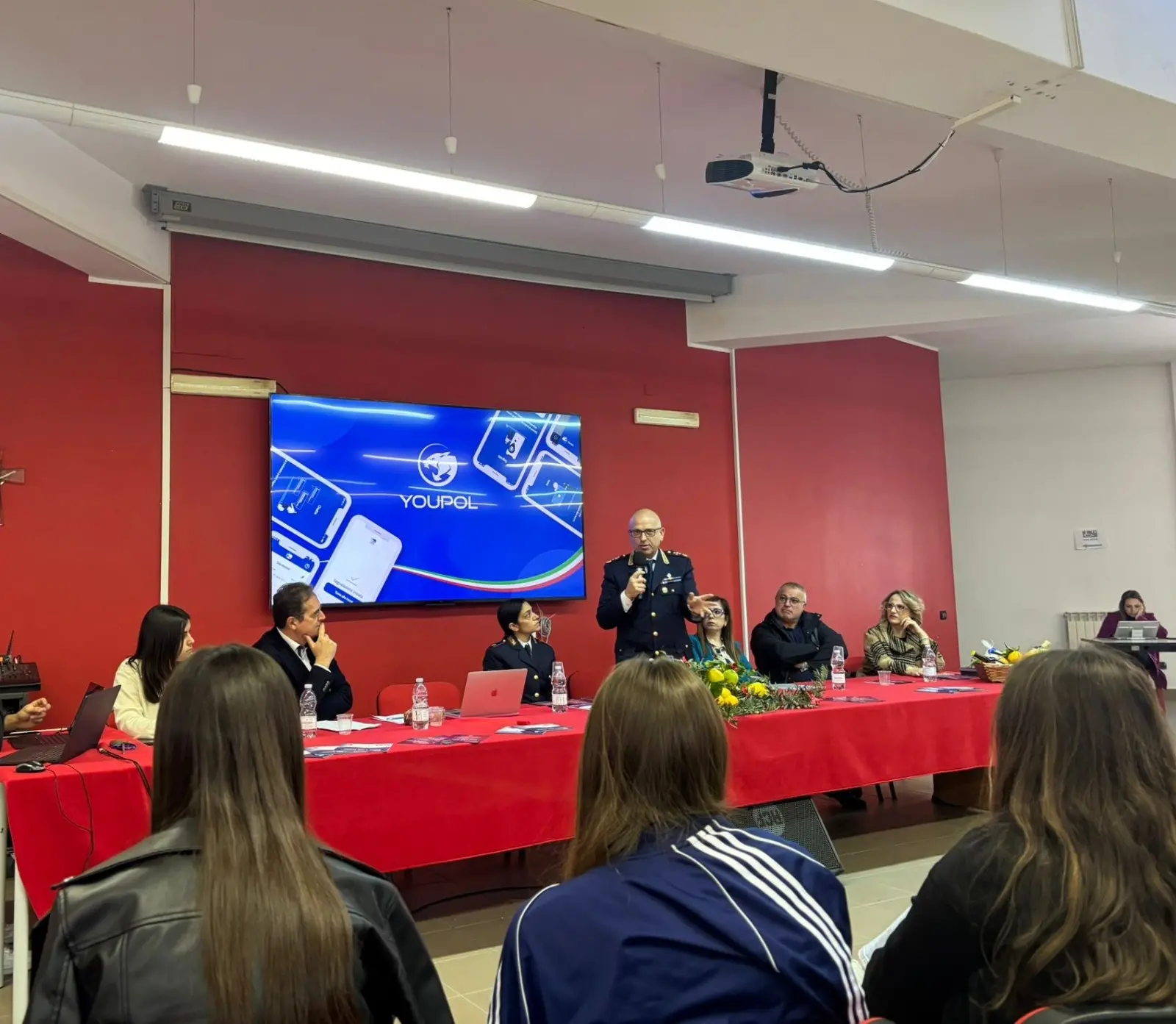 Violenza di genere, la Polizia di Cosenza entra nelle scuole: «La prevenzione nasce dal rispetto»