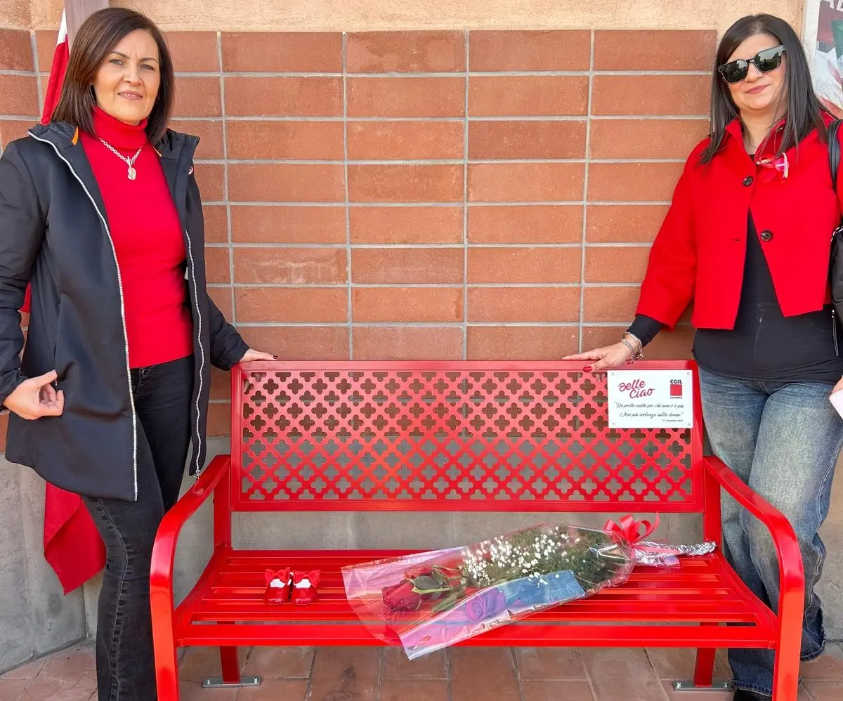La Cgil\u00A0Calabria contro la violenza sulle donne: inaugurata a Catanzaro la panchina rossa\n