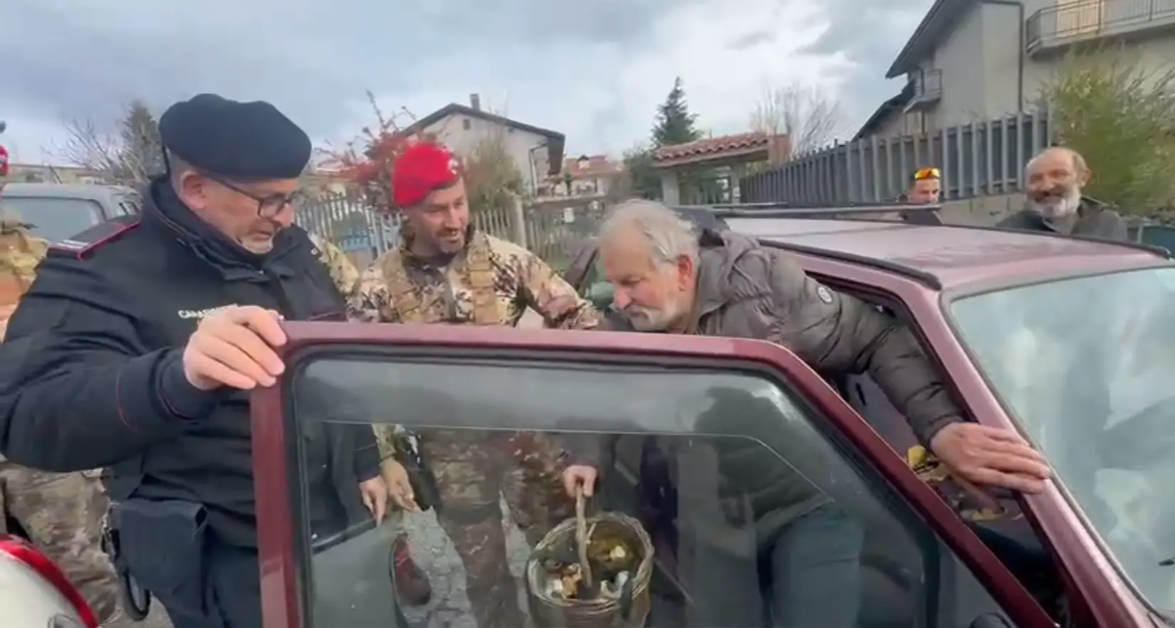 Ritrovato\u00A0l’anziano disperso nei boschi del Catanzarese: «Sono caduto\u00A0diverse volte ma non ho mollato\u00A0il cestino con i funghi»\n