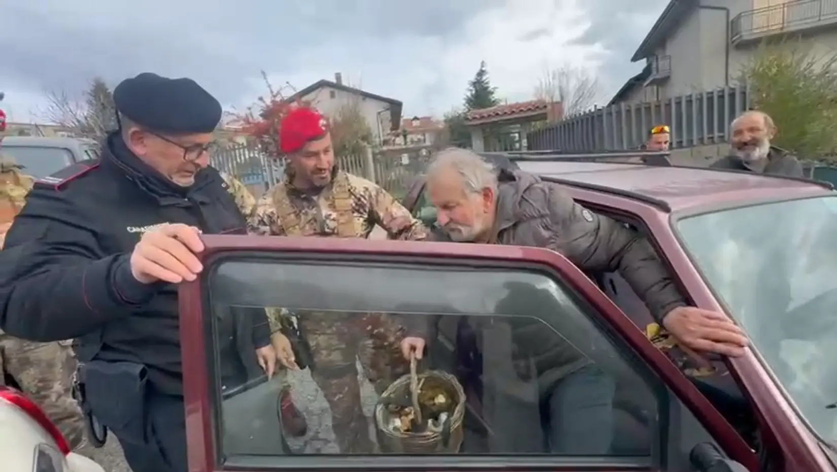 Ritrovato\u00A0l’anziano disperso nei boschi del Catanzarese: «Sono caduto\u00A0diverse volte ma non ho mollato\u00A0il cestino con i funghi»\n