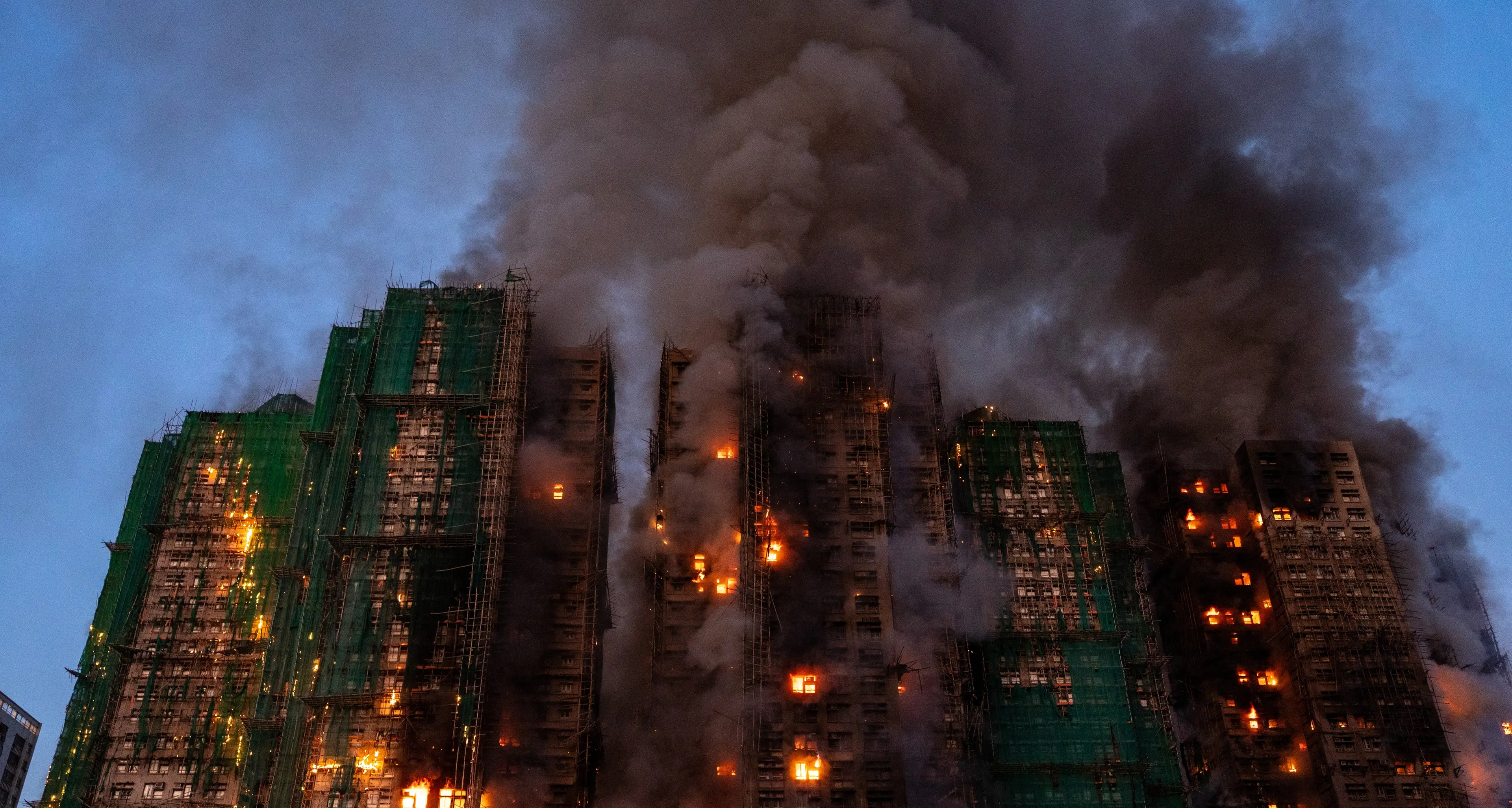 Hong Kong, maxi incendio in un complesso residenziale: almeno 13 morti. A decine intrappolati nei grattacieli