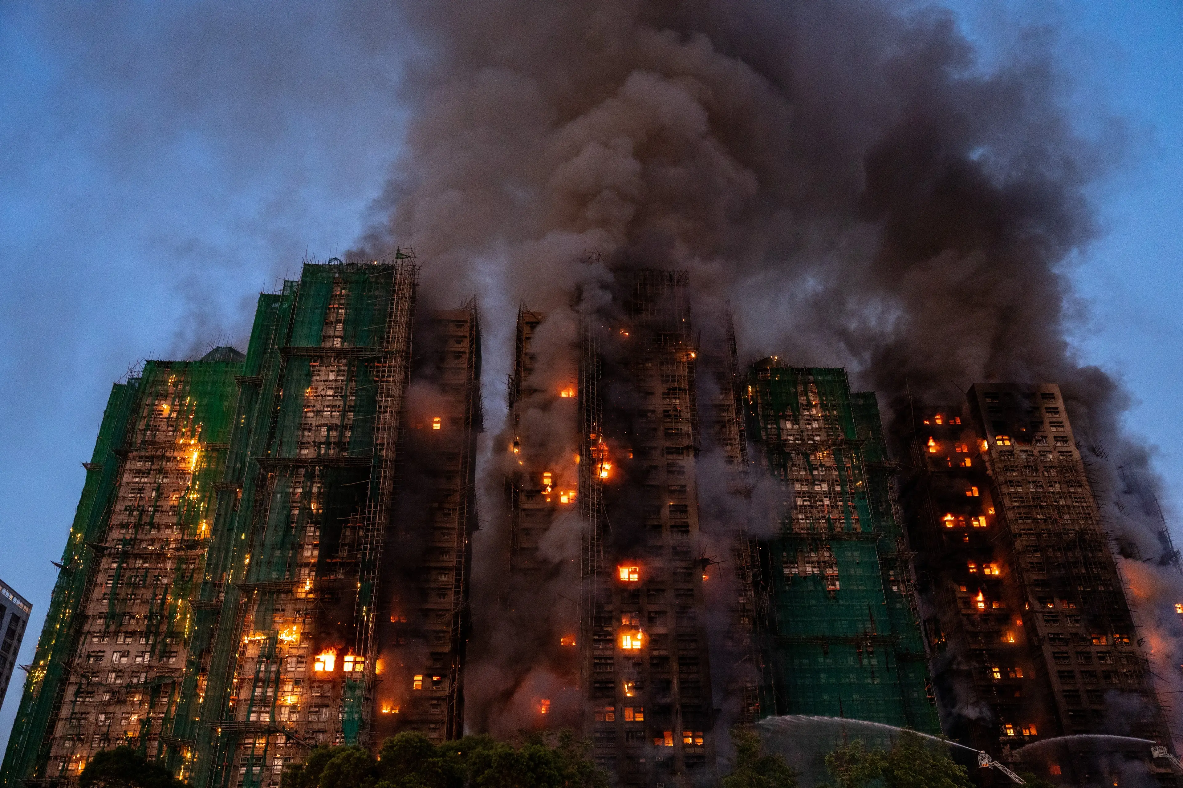 Hong Kong, maxi incendio in un complesso residenziale: almeno 13 morti. A decine intrappolati nei grattacieli