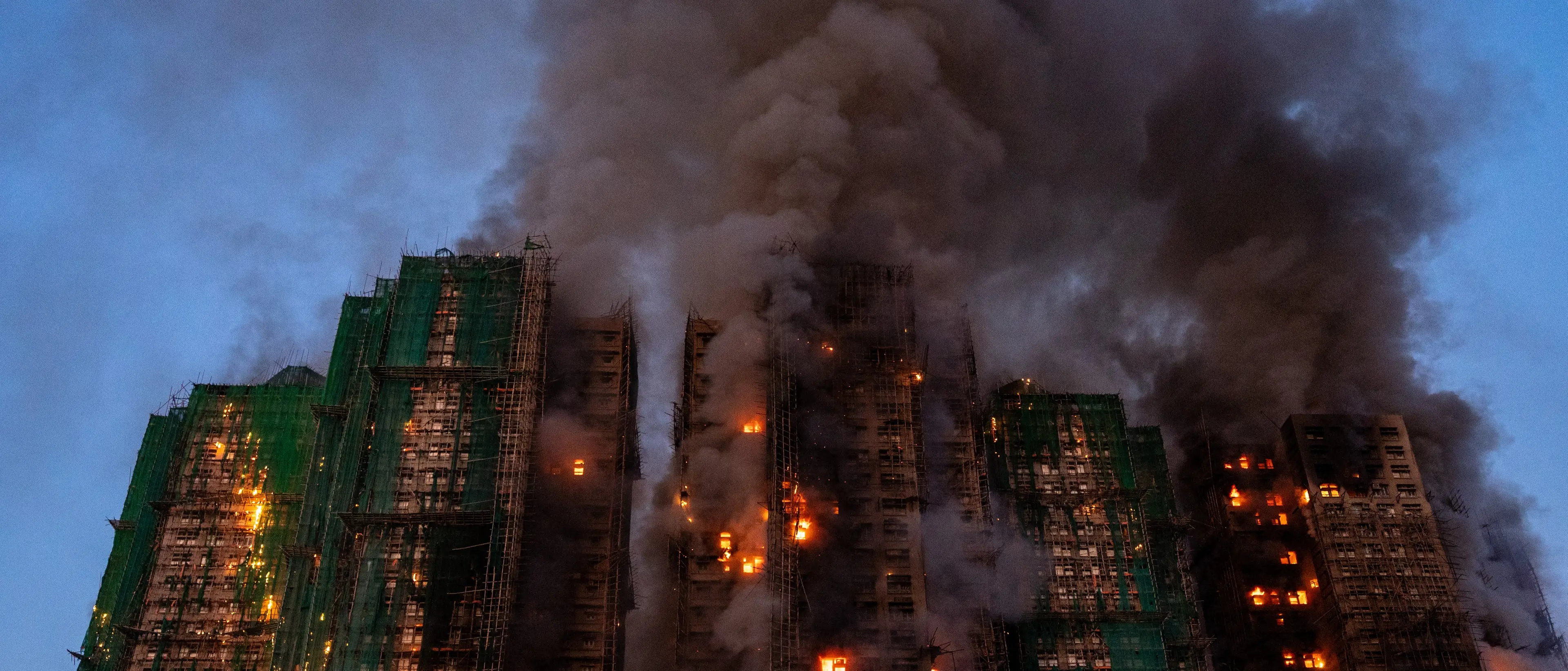 Hong Kong, maxi incendio in un complesso residenziale: almeno 13 morti. A decine intrappolati nei grattacieli