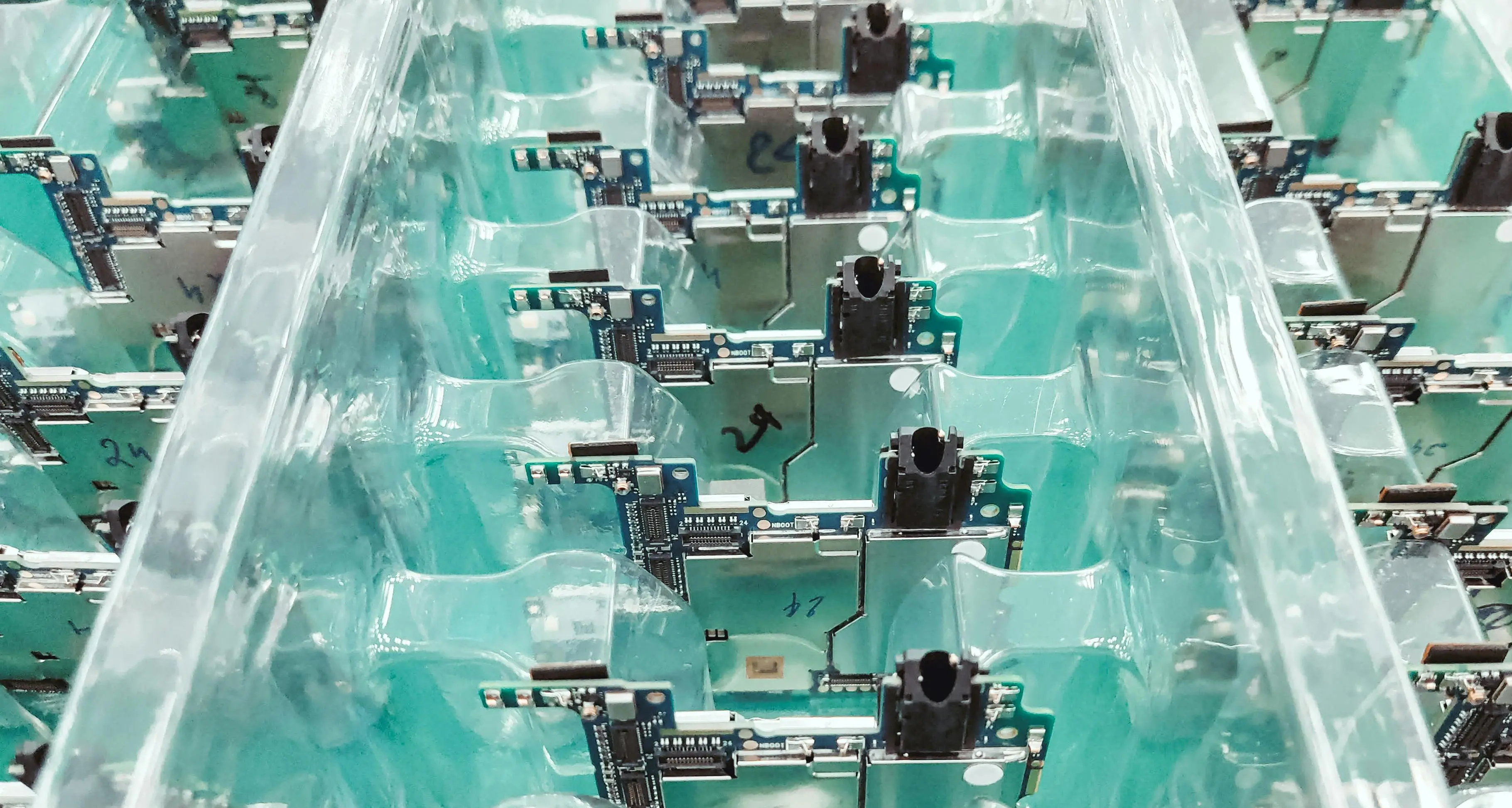 La caccia ai chip di memoria per l’IA spinge verso l’alto i prezzi di telefonini e pc\n