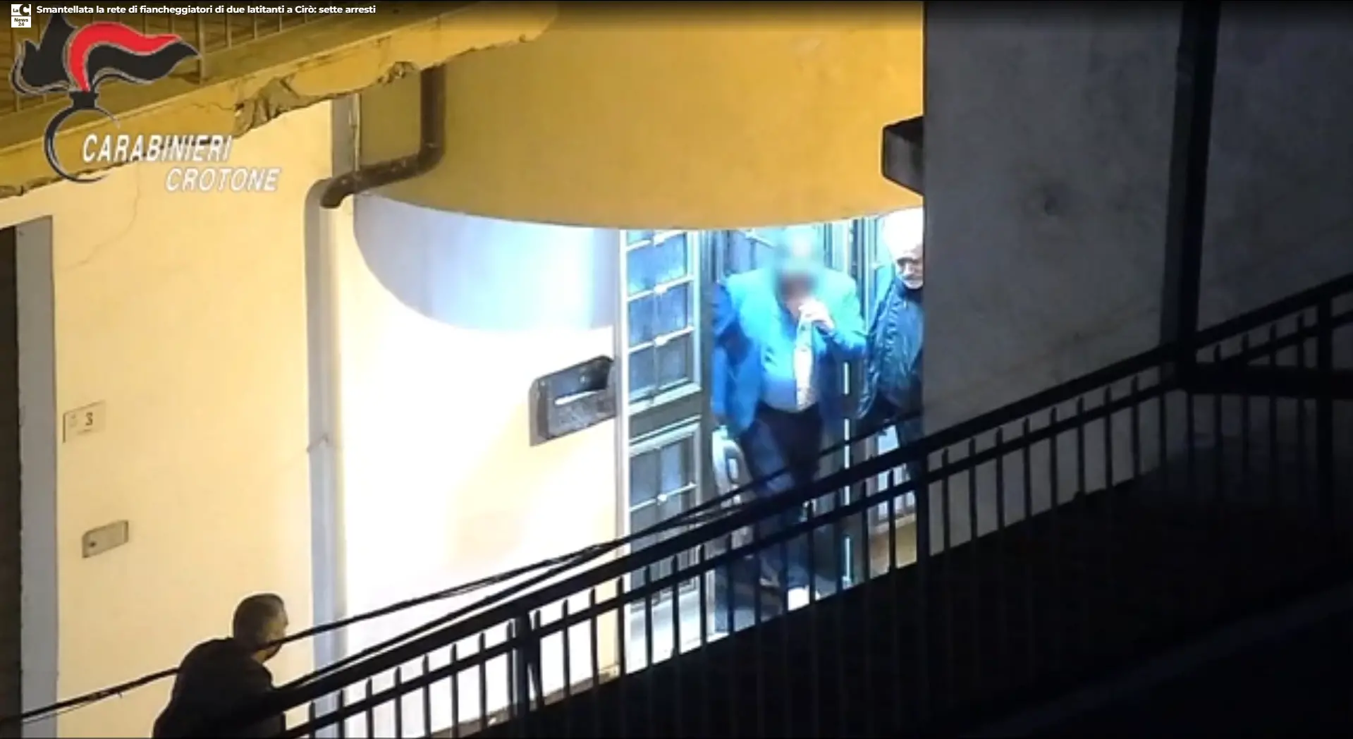 Latitanti in casa tra familiari, pedinamenti e telefoni nascosti: così la cosca di Cirò sfuggiva alle sentenze\n