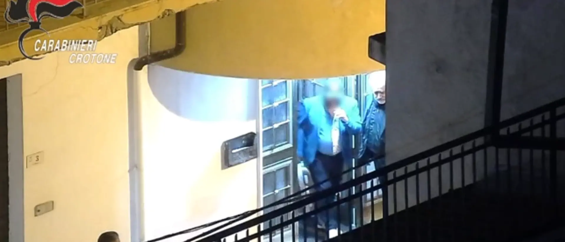 Latitanti in casa tra familiari, pedinamenti e telefoni nascosti: così la cosca di Cirò sfuggiva alle sentenze\n