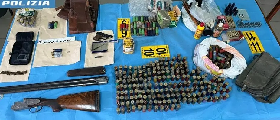 Serra, arrestato un uomo che custodiva armi e centinaia di munizioni in alcuni casolari di campagna\n