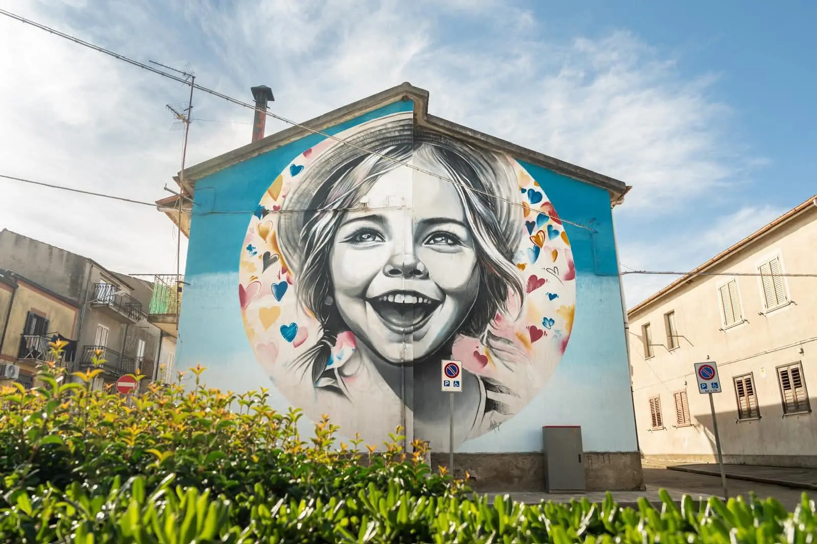 Girifalco si anima d'amore: con \"Gioia\" si completa iil murale-trilogia \"Forever Young\"\n