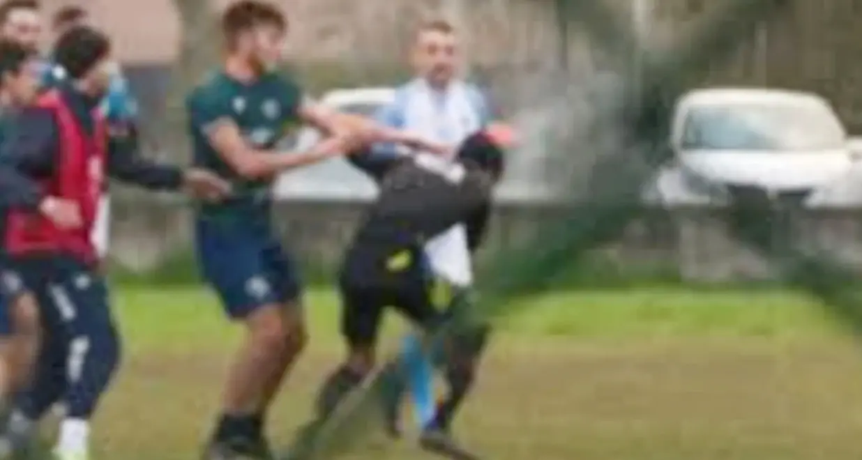 Daspo di 5 anni al giocatore del Francica che ha assalito l’arbitro: ricostruita tutta la sequenza dell’aggressione\n