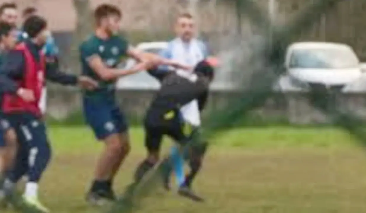 Daspo di 5 anni al giocatore del Francica che ha assalito l’arbitro: ricostruita tutta la sequenza dell’aggressione\n